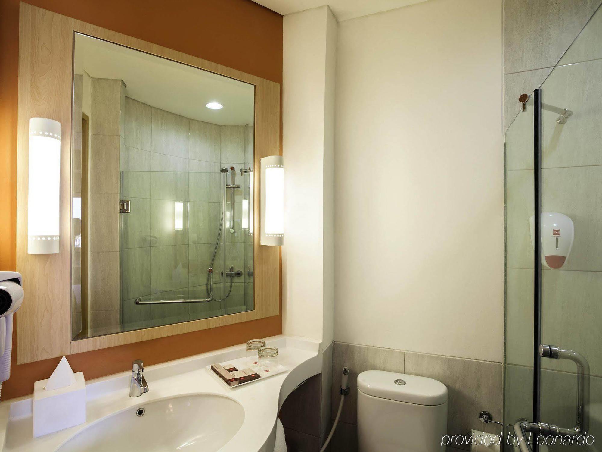 Ibis Jakarta Harmoni Exterior foto